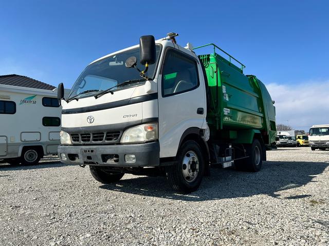 　新明和パッカー車　塵芥車　容積５．４ｍ３　型式Ｔ０５４－５５３０１　ＭＴ　最大積載量２３５０ｋｇ　総重量７３９０ｋｇ　２人乗り　全長５８０幅２１０高２５５　Ｎ０４Ｃエンジン　ディーゼル　４０００ｃｃ