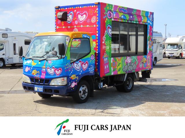 ダイナトラック 　移動販売車　キッチンカー　ケータリングカー　フードトラック　２槽シンク　１００Ｌ給排水タンク　コールドテーブル　ライティングレール　レンジフード　換気扇　外部電源　販売窓ガラスサッシ　ＬＰＧガス車（1枚目）