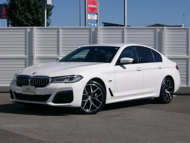 5シリーズセダンプラグインハイブリッド（BMW）５３０ｅ　Ｍスポーツ　アクティブクルーズ　スマートキー　衝突軽減ブレーキシステム　ＬＥＤヘッドライト　ＥＴＣ　電動シート　車線逸脱警告　ＨＤＤナビ　シートヒータ　リヤカメラ　前後センサ　３６０度カメラ 中古車画像