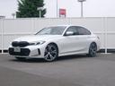 ３シリーズ ３１８ｉ　Ｍスポーツ　エディションシャドー　ＨＤＤナビ　ＡＣＣ　ＥＴＣ　３６０カメラ　カーブドディスプレイ　シートヒーター　ヘッドアップディスプレイ　アンビエントライト　ＬＥＤヘッドライト　アップルカープレイ　純正１９ＡＷ（1枚目）