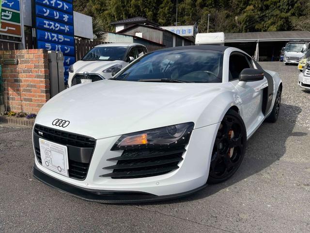 アウディ Ｒ８ ４．２ＦＳＩクワトロ　ディーラー車／社外マフラー／社外エアロ／ハーフレザー／アルカンターラ／カーボンインテリア