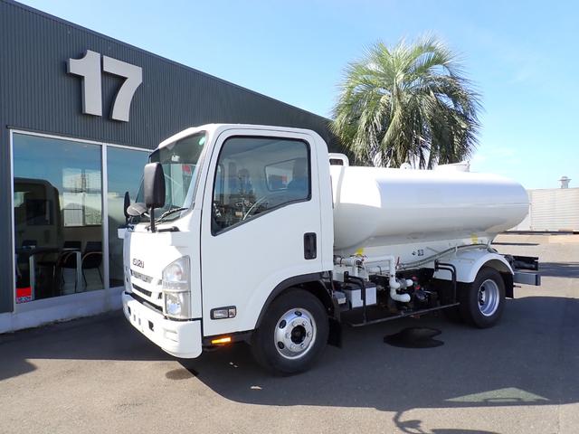 エルフトラック 　☆２５－１９　４ｔ　ワイド　散水車　サカイ製　ＳＴ４ＭＢ－１　３ペダル　許容量４０００Ｌ　抹消積載４０００ｋｇ　装備品現状のみ　ＥＴＣ（1枚目）