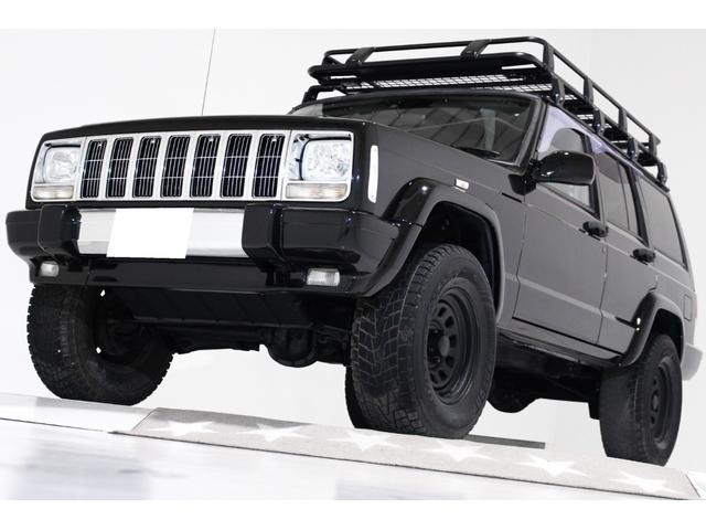 ジープ・チェロキー リミテッド　ディーラー車　４ＷＤ　リフトアップ　ＡＰＪ製ルーフラック　社外コンビーテールランプ　社外１５インチホイール　本革電動シート　フロントクロームメッキグリル　前後クロームメッキバンパー　盗難防止イモビ付き（1枚目）