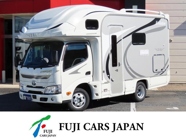ナッツＲＶ　クレア５．３Ｗエボリューション　トリプルサブバッテリー　１５００Ｗインバーター　家庭用エアコン　ＦＦヒーター　ＤＣ冷蔵庫　常設コンロ　電子レンジ　走行充電　外部電源　ルーフベント　液晶テレビ　ダブルタイヤ