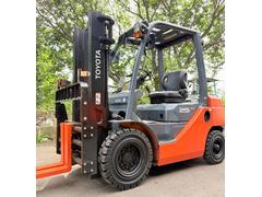 トヨタ　　フォークリフト　２．５ｔ　ディーゼル　フォークシフター　ＡＴ車　稼働時間：１２３５ｈ　令和２年式　揚高３０００ｍｍ　許容荷重２１００ｋｇ　ツメの長さ２０８０ｍｍ　車両重量３９６０ｋｇ（トヨタ）