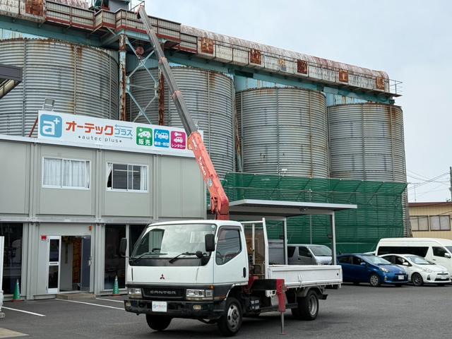 クレーン車　古河ユニック製５段　ＵＲＶ２６モデル　吊り２．６３ｔ　ラジコン　フックイン　荷台内寸：長さ３７２ｃｍ幅１９１ｃｍ　ハイデッキ　煤焼き無し　最大積載量２０００ｋｇ　５速マニュアル