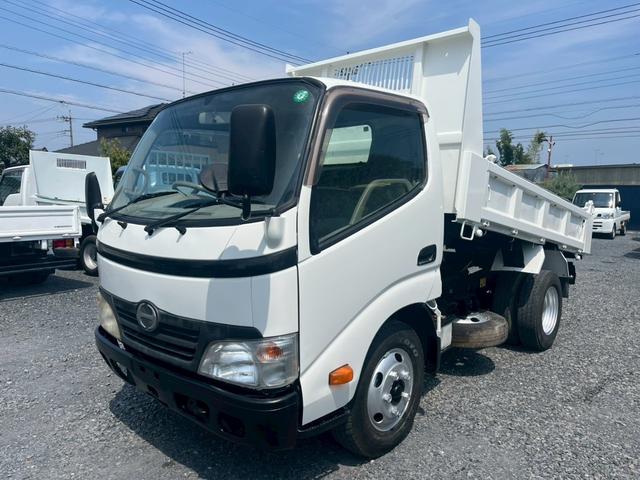 デュトロ 積載3tダンプ手動コボレーン付3方開5速MT ☆最大積載量:3000kg☆手動コボレーン付き☆3方開あおり☆ミッション5速マニュアル☆4000cc(136馬力・ターボ)☆実走行☆3人乗り☆集中ドアロック(1枚目)
