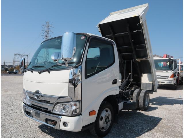 強化ダンプ　全低床　積載２ｔ　車両総重量５ｔ未満　新明和　ＤＲ２－０１１０ＳＹ　３方開　ロックピン付　積載２ｔ　車両総重量５ｔ未満　１５０馬力　フロア６速　メッキパーツ有　ＥＴＣ　社外ナビ　坂道発進補助付　衝突被害軽減ブレーキ付