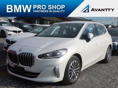 2シリーズ 218iアクティブツアラー エクスクルーシブ テクノロジーPKG・黒レザー・HUD・ACC・360カメラ・シートヒーター・アダプティブLEDヘッドライト・カーブドディスプレイ・ライブコックピット・インテリアカメラ・ミラーETC・電動リアゲート 中古車画像