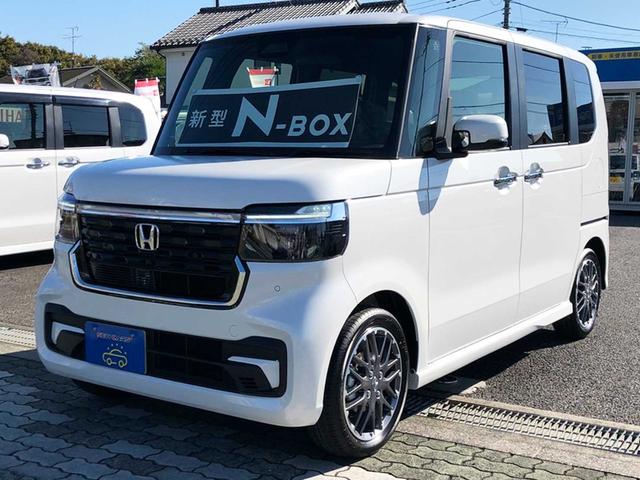 ホンダ Ｎ－ＢＯＸカスタム ターボ　届出済未使用車／マルチビューカメラシステム／ホンダセンシング／両側パワースライドドア／運転席・助手席シートヒーター／パドルシフト／クルーズコントロール／左右独立式リアセンタアームレスト