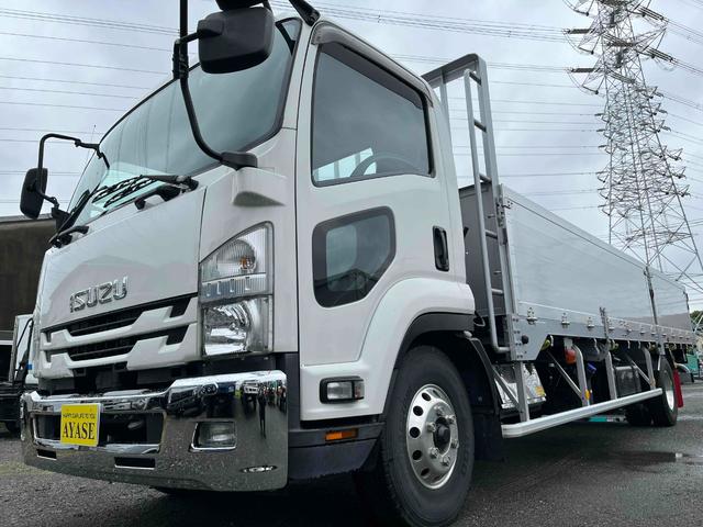 ３．０５ｔ積アルミブロック平ボディー荷台長６８４ｃｍＭＴ　３．０５ｔ積アルミブロック平ボディー　６速ＭＴ　２００Ｌ燃料タンク　荷台内寸長６８４幅２１７高８２ｃｍ　アオリ前後分割式５方開　中間リヤ支柱脱着可　タイヤ山７分　車両総重量７９７０キロ