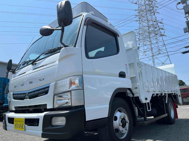 キャンター 垂直パワーゲート付４．２ｔ積ワイドセミロング平ボディー５ＭＴ　４．２ｔ積ワイドセミロング平ボディー　５速ＭＴ　車検Ｒ８年５月１３日　荷台内寸長３３９幅２１０高６０ｃｍ　床面鉄板敷き　３方開　楽々ゲート付　新明和製垂直パワーゲート付　車両総重量７９７５キロ（1枚目）