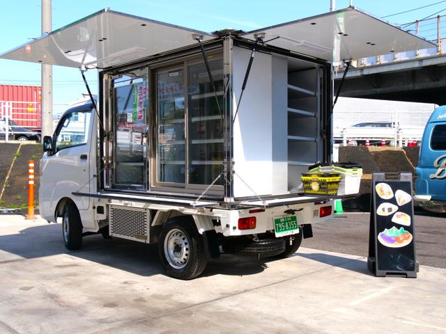 　元移動コンビニ仕様　移動販売車　物販車　拡声器付　－５℃冷蔵ガラスショーケース２室　温度帯設定可能　右側－２０℃冷凍庫　１００Ｖコンセント２口　商品陳列棚　キーレス　４ＷＤ　三方開　禁煙車　ＡＴ車