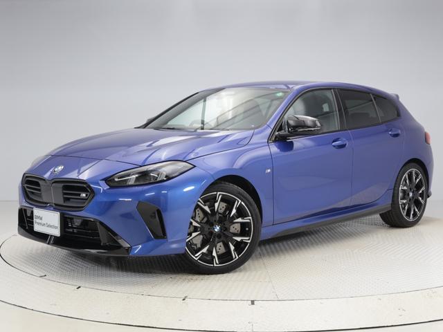 １シリーズ(BMW) Ｍ１３５　ｘＤｒｉｖｅ　認定中古車　２年保証　ヘッドアップディスプレイ　１９インチＡＷ　Ｈａｒｍａｎ／Ｋａｒｄｏｎ　アクティブクルーズコントロール　パドルシフト　全周囲カメラ　アダプティブＬＥＤ　衝突軽減　車線逸脱 中古車画像