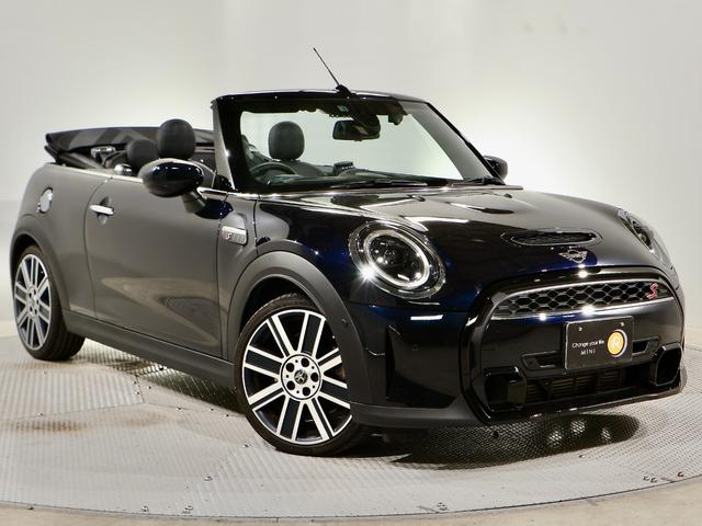 ＭＩＮＩ ＭＩＮＩ クーパーＳ　コンバーチブル　ミニ・ユアーズ・トリム　ＭＩＮＩ　ＹＯＵＲＳ　ＴＲＩＭ　黒革　シートヒーター　ＡＣＣ　純正ナビ　電子Ｐブレーキ　アダプティブサス　ＡｐｐｌｅＣａｒＰｌａｙ　ヘッドアップディスプレイ　車線逸脱警告　衝突軽減ブレーキ　新車保証