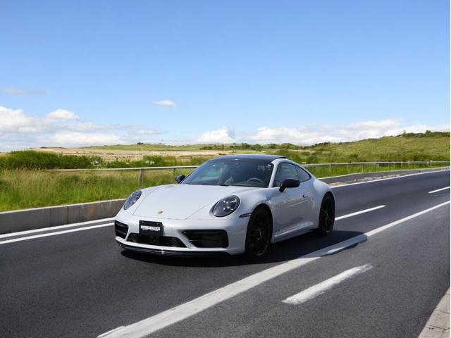 ９１１カレラ４ＧＴＳ　正規Ｄ車左ハンドル　アイスグレーメタリック　フロントアクスル　リアアクスル　ガラスサンルーフ　エクステリアＰＫＧ　ＧＴＳインテリアＰＫＧ　マットカーボンインテリアＰＫＧ　２０／２１インチセンターロック
