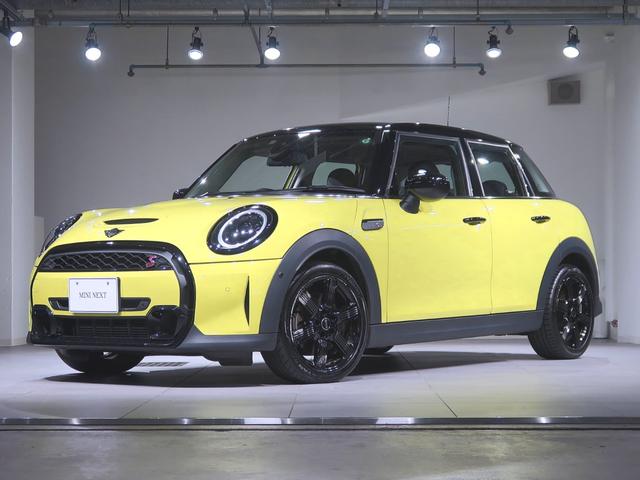 クーパーＳ　クラシック・トリム　プレミアムプラスパッケージ　Ａｐｐｌｅ　Ｃａｒ　Ｐｌａｙ　クルーズコントロール　ワイヤレスチャージング　ヘッドアップディスプレイ　１７ＡＷ