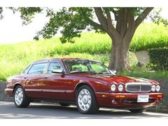 デイムラー スーパーV8 カーニバルレッド 後期型 右ハンドル車 クルーズコントロール 障害物センサー 横滑り防止装置 過給器設定モデル ETC キーレス 本革シート シートヒーター パワーシート フロントフォグランプ 中古車画像