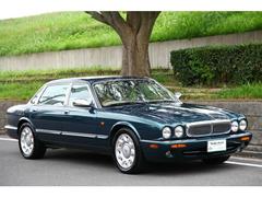 デイムラー スーパーV8 最終モデル50台限定車 クルーズコントロール 障害物センサー 横滑り防止装置 バックカメラ 過給器設定モデル ナビ ドライブレコーダー ETC 本革シート シートヒーター パワーシート 中古車画像