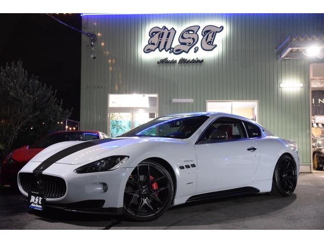 グラントゥーリズモ(マセラティ) ベースグレード　ディーラー車　左ハンドル　赤革シート　パワークラフトマフラー　可変バルブ　ボディラッピング　ＳＡＶＩＮＩ２１ｉｎホイール　地デジ　バックカメラ　Ｆ＆Ｒカメラ　レッドキャリパー　カスタム車両 中古車画像