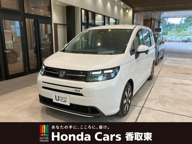 フリード ｅ：ＨＥＶエアー　ＥＸ　フロアマット　９インチ純正ナビ　ＥＴＣ　ドラレコ　運転支援　シートヒーター　ブラインドスポットモニター　本革巻ステアリングホイール　３６０°スーパーＵＶ・ＩＲカット　１５インチＡＷ　レンタカー登録（1枚目）