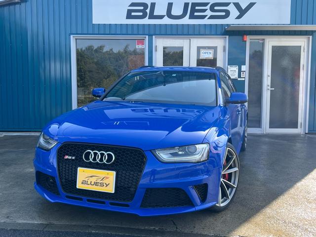 アウディ ＲＳ４アバント ノガロセレクション　ユーザー買取車　１７台特別限定車　Ｖ８エンジン