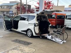 シエンタ　Ｇ　福祉車両　ウェルキャブ　タイプＩ　３名＋車いす１基　後退防止ベルト　電動固定装置　キーレス　ナビ　バックカメラ　Ｂｌｕｅｔｏｏｔｈ接続　トヨタセーフティーセンス　スペアキーあり（トヨタ）