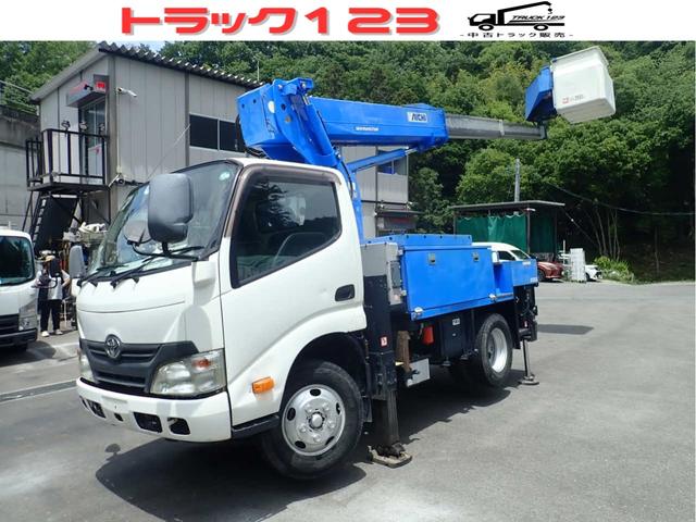 高所作業車　９．７ｍ　バケット車　トラック　アイチ製　ＳＢ１０Ａ　ＦＲＰバケット（２００ｋｇ又は２名）　ジャッキ自動張出格納　直下型ジャッキ　左右工具箱　リヤ長物入　梯子受け　坂道発進　ＥＴＣ（２２７０）