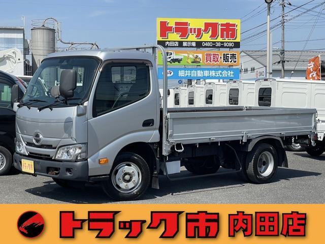 セミロング全低床　２ｔ　標準セミロング　全低床　６速ＡＴ　２人乗り　荷台床鉄板張り　衝突軽減システム　バックカメラ　ナビＴＶ　ＥＴＣ　Ｐセンサー　車線逸脱　横滑り防止　電動格納ミラー