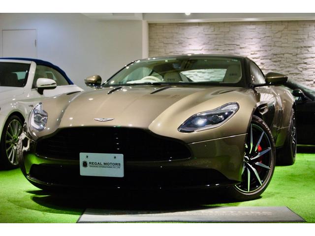 ＤＢ１１ 　ＤＢ１１ロゴ型押しヘッドレストディテール、アデングリーンカラー、ヒーテッド＆ベンチシートレッドキャリパー、１０スポークグロスブラックＤＴホイール、アイボリー＆アイスモカレザー、タッチパッドコントロール（1枚目）