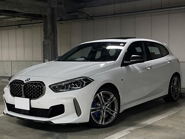 Ｍ１３５ｉ　ｘＤｒｉｖｅ　１オーナー　パノラマＳＲ　ビジョンＰＫＧ　デビューＰＫＧ　アダプティブＬＥＤヘッドライト　アダプティブサスペンション　１８インチＡＷ　ダコタレザー　Ｍスポーツシート　コンフォートＰ　ヘッドアップＤ