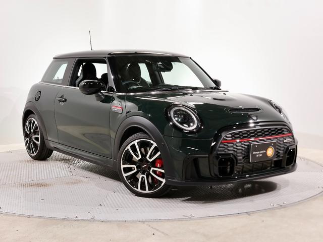 ＭＩＮＩ ＭＩＮＩ ジョンクーパーワークス　エッセンシャル・トリム　ハーフレザーシート　シートヒーター　１８インチホイール　衝突軽減ブレーキ　アクティブクルコン　バックカメラ　前後障害物センサー　ドライビングモード　パドルシフト