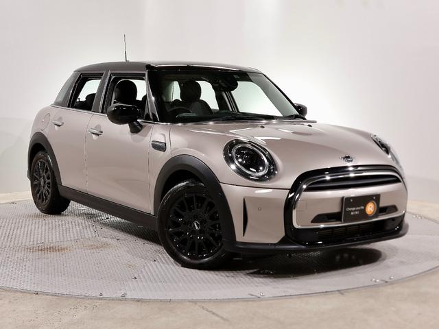 ＭＩＮＩ(ミニ) 禁煙車　ハーフレザーシート　バックカメラ　衝突軽減ブレーキ　前後障害物センサー　クルコン　パーキングアシスト 中古車画像