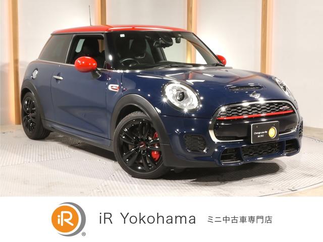 ジョンクーパーワークス　６速ＭＴ　禁煙車　純正ナビ　バックカメラ　シートヒーター　アクティブクルコン　衝突軽減ブレーキ　リア障害物センサー　コンフォートアクセス　ドライビングモード　ヘッドアップディスプレイ　ＥＴＣ　整備付