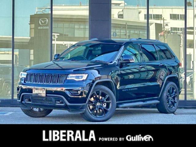 ジープ・グランドチェロキー アップランド 160台限定 黒革調シートカバー 純正ナビ AppleCarPlay バックカメラ フロントカメラ クリアランスソナー クルーズコントロール ヒルディセントコントロール フリップダウンモニター(1枚目)