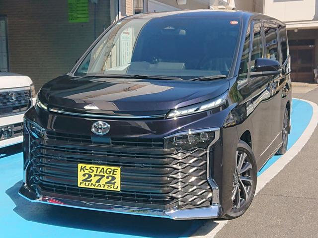 ヴォクシー Ｓ－Ｚ　●令和６年式　●走行３３３２５Ｋｍ　●１０．５型ディスプレイナビ　●全方位カメラ　●アドバンスドパーク　●パワーバックドア　●ユニバーサルステップ　●プロジェクター式ＬＥＤライト　●新車保証　●禁煙車（1枚目）