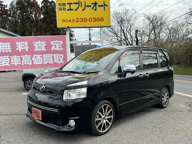 ヴォクシー ＺＳ　煌ＩＩ　バックカメラ　ナビ　ＴＶ　両側電動スライドドア　オートライト　ＨＩＤ　スマートキー　電動格納ミラー　３列シート　ＣＶＴ　アルミホイール　ＣＤ　ＤＶＤ再生　Ｂｌｕｅｔｏｏｔｈ　盗難防止システム（1枚目）