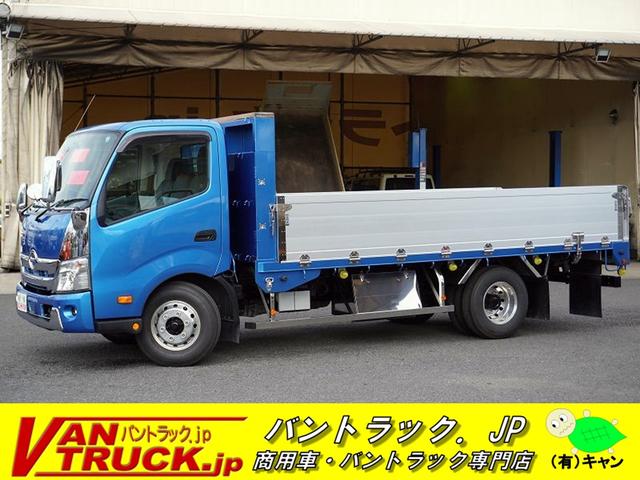 ワイドロング　平ボディー　アルミブロック　３トン　造りボディ　積載３０００ｋｇ　相互車体製　三方開　荷台鳥居鉄板張り　床フック６対　坂道発進補助　セイコーラック　両側電格ミラー　ＬＥＤヘッドライト　フォグ　スマートキー　クリアランスソナー　メッキ　アルミホイール