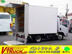 エルフトラック 10尺 パネルバン 2トン サイドドア 跳上垂直パワーゲート 積載2000kg ラッシング4段 床フック 箱ラダー付 ルーフキャリア バックカメラ ETC2.0 ナビ 左電格ミラー フォグランプ 衝突軽減ブレーキ 全低床 AT 標準幅 ショート アルミバン 中古車画像