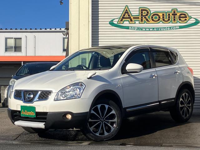 本年度自動車税込価格☆内外装綺麗で機関良好♪ 人気のスタイリッシュガラスルーフ装着♪スポーティな黒革内装です☆