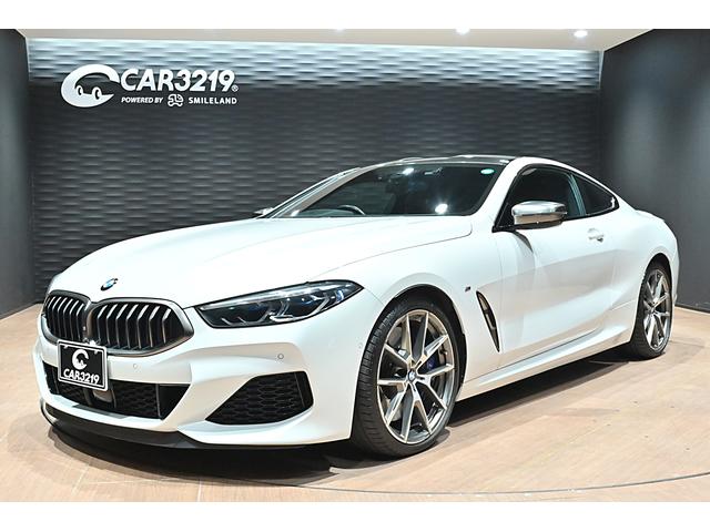 8シリーズクーペ（BMW）Ｍ８５０ｉ　ｘＤｒｉｖｅクーペ　ミネラルホワイト／カーボンルーフ／タルトゥーフォ・ブラックレザー／ドライビングアシストＰ／Ｈ＆Ｋサウンドシステム／パーキングアシスト／ＡＣＣ／ＢＳＭ／ＨＵＤ／シートヒーター＆クーラー／レーザーライト 中古車画像