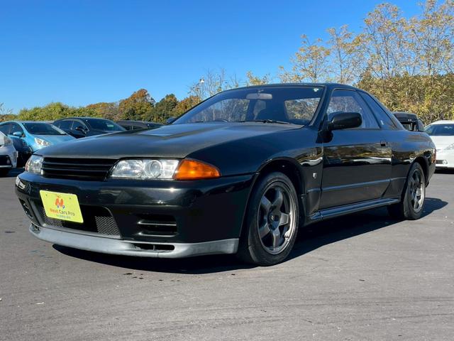 スカイライン(日産) ＧＴ−Ｒ　カーボンボンネット　ＶＥＬＳＩＤＥ　ＥＶＯＬＵＴＩＯＮエキゾースト　Ｍ’ｓエアクリ　強化クラッチ　Aftermarketタービン　ＭＯＭＯステアリング 中古車画像