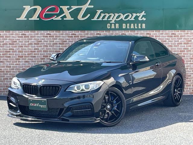 ＢＭＷ ２シリーズ Ｍ２３５ｉクーペ　インテリジェントセーフテ　レーンアシスト　クルーズコントロール　バックカメラ　リアＰＤＣ　ドライビングモード　ミラーＥＴＣ　Ｂｌｕｅｔｏｏｔｈ　ＵＳＢ　ＡＵＸ　ＤＶＤ　ＣＤ　パドルシフト