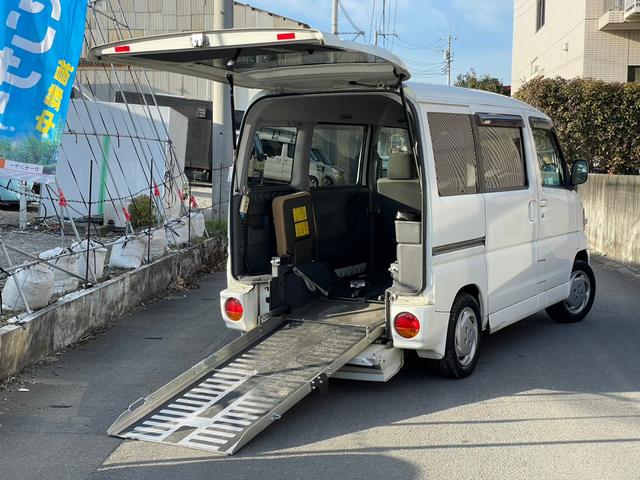 車いす移動車 スローパー 切替4WD ETC 4速オートマ 両側スライドドア キーレスエントリー ABS CD AM FMラジオ エアコン パワステ パワーウィンドウ 運転席・助手席エアバッグ 4人乗 車椅子移動車(1枚目)