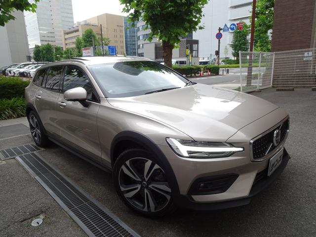 クロスカントリー　アルティメット　Ｂ５　ＡＷＤ　禁煙車　正規ディーラー記録簿２枚完備　ガレージ保管車　令和１０年２月迄新車保証継　純正ナビ　全周囲カメラ　前後センサー　前後ドラレコ　サンルーフ　ハーマンカードン　電動ゲート　Ｓキー　ＥＴＣ　１９ＡＷ
