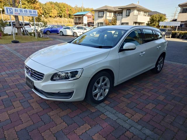 Ｖ６０(ボルボ) Ｔ４　ラグジュアリーエディション　純正ＨＤＤナビ　黒革シート　ＢＬＩＳ　インテリセーフ　ＥＴＣ　バックカメラ　電動シート　シートヒーター　バイキセノン　パドルシフト　プッシュスタート　スマートキー　衝突安全装置　クルーズコントロール 中古車画像