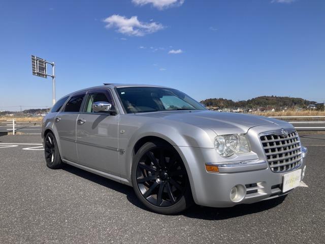 300Cツーリング（クライスラー）５．７ＨＥＭＩ　ＳＲＴ８純正ＡＷ　Aftermarketマフラー　ローダウン　Aftermarketナビ　バックカメラ　ＥＴＣ　リアエンタメシステム 中古車画像