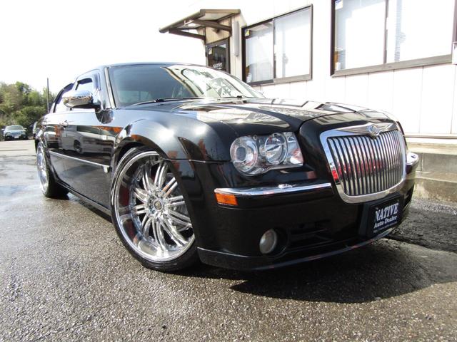 5.7HEMI TIS22in ローダウン メモリーナビ地デジETC バックカメラ SRT8リップスポイラー レフトハンドルディーラー車(1枚目)
