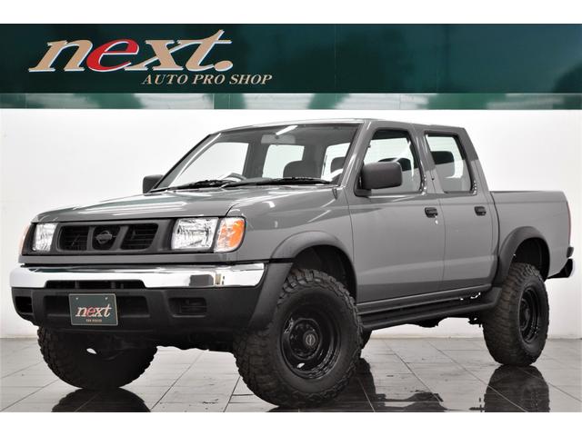 ダットサンピックアップ ダブルキャブ　ＡＸ　４ＷＤ　フロンティア仕様　アウトドアカスタム　リフトアップ　新品プロコンプショック　ブラックアウトホイール　ＢＦグットリッチＭＵＤ－ＴＥＲＲＡＩＮ　Ｔ／Ａ　ＫＭ２　ステップバンパー