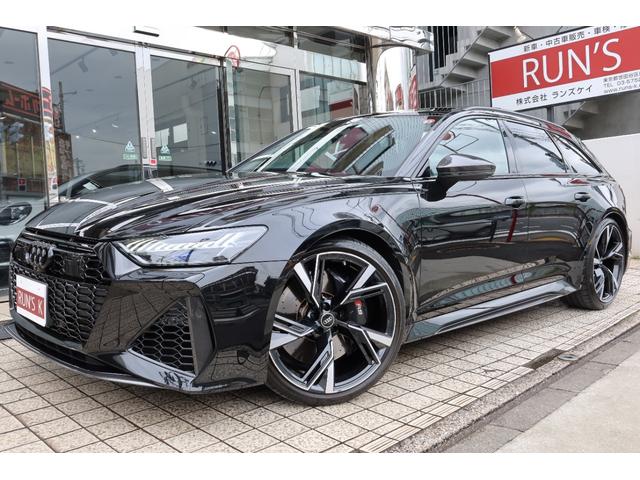 アウディ ＲＳ６アバント カーボンスタイリングＰＫＧ　パノラマサンルーフ　グロスカーボンＲＳエクステリアパーツ　ルーフレール（ブラック）ＲＳスポーツエキゾーストシステム　デコラティブパネル　カーボンツイル　プライバシーガラス　５Ｖスポークグロスアンスラサイトブラック２２ｉｎ